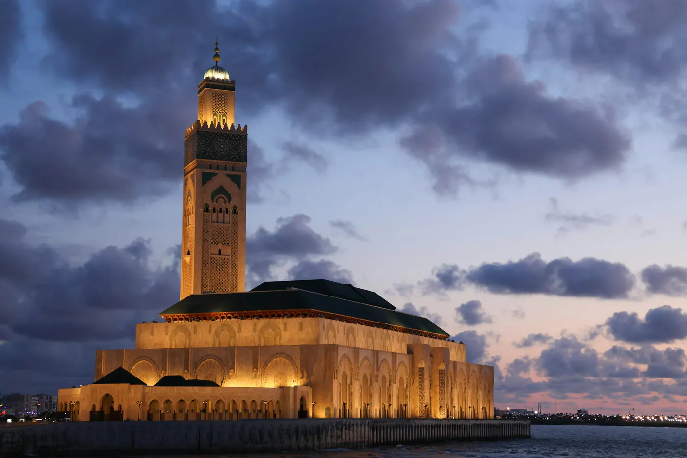 La mosquée Hassan II à Casablanca, au crépuscule